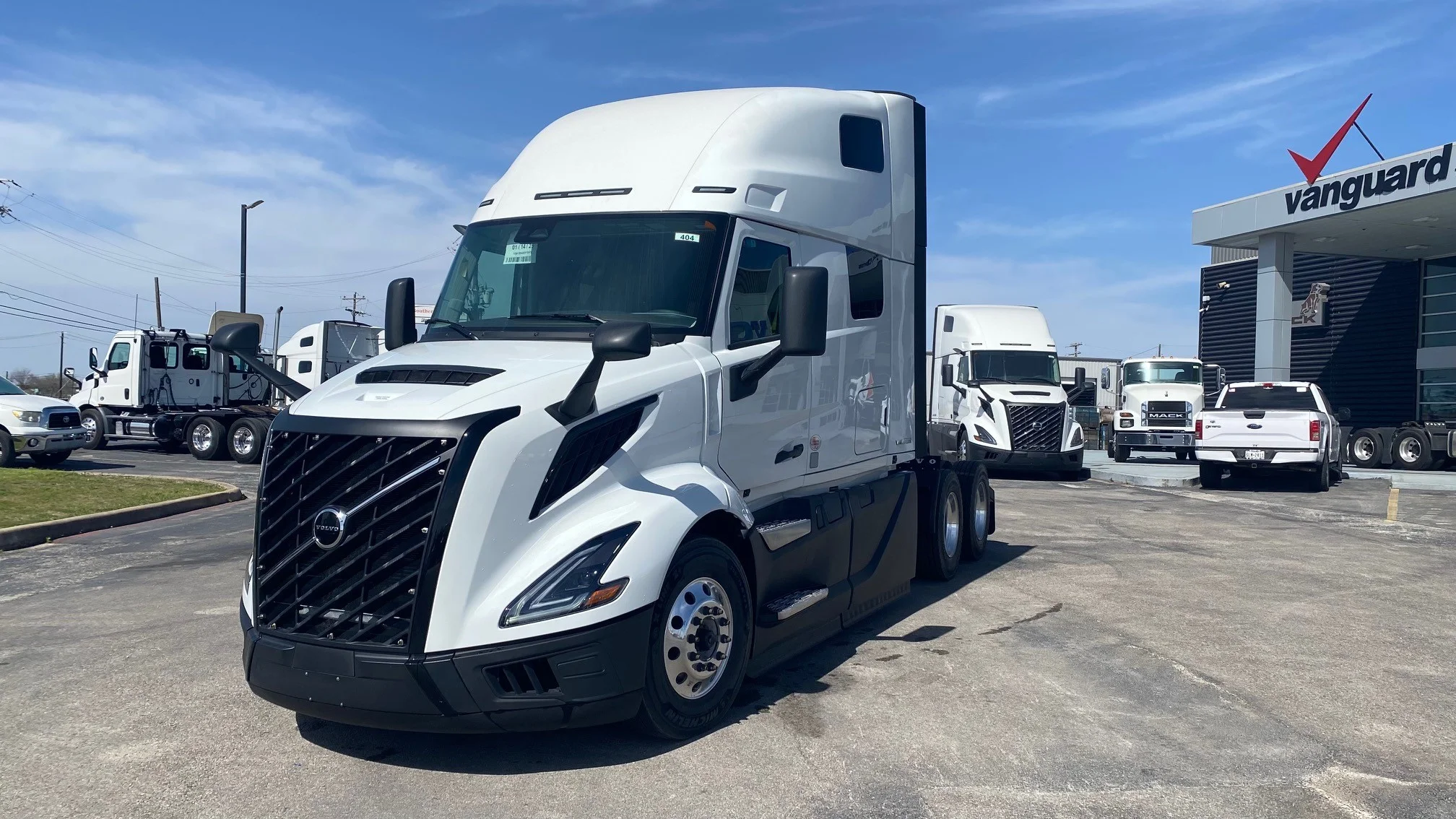 2025 Volvo VNL 660 in AUSTIN, TX
