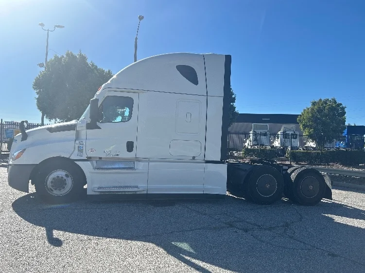 2022 Freightliner Cascadia - image 4