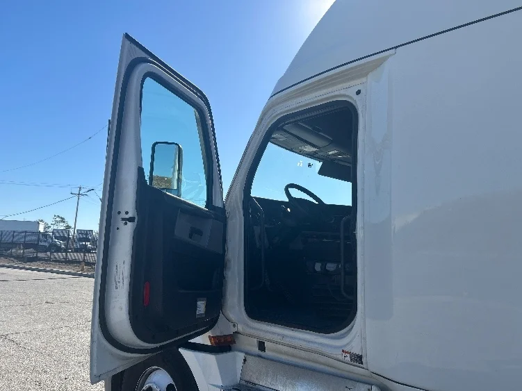 2022 Freightliner Cascadia - image 9