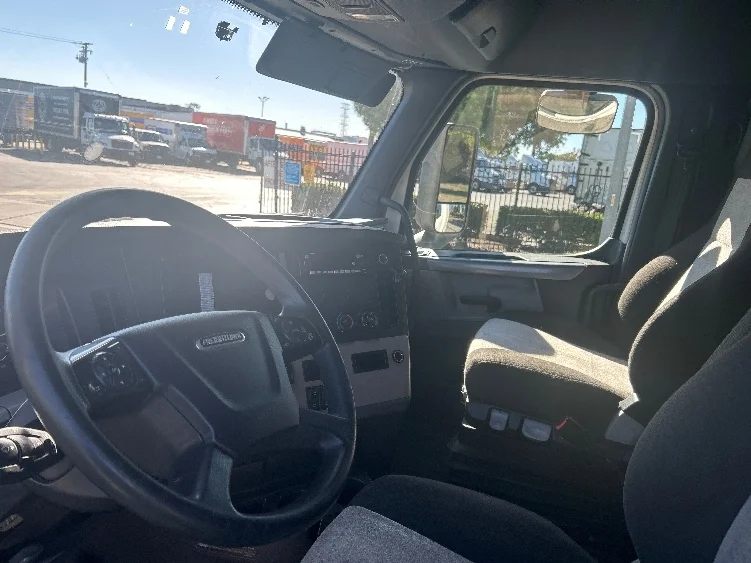 2022 Freightliner Cascadia - image 10