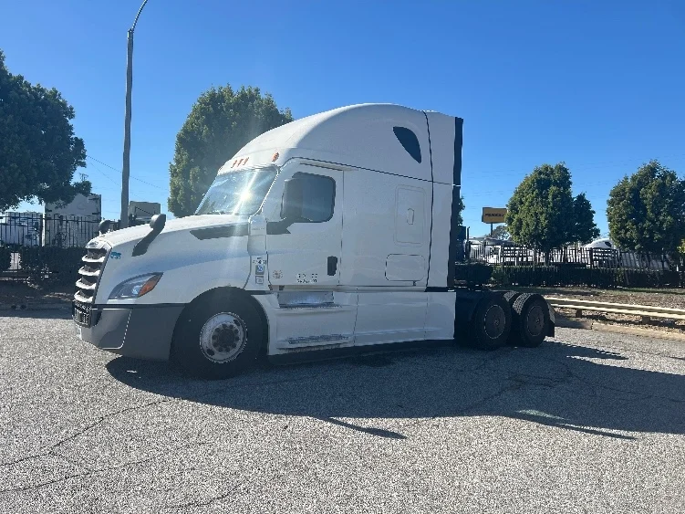 2022 Freightliner Cascadia - image 3