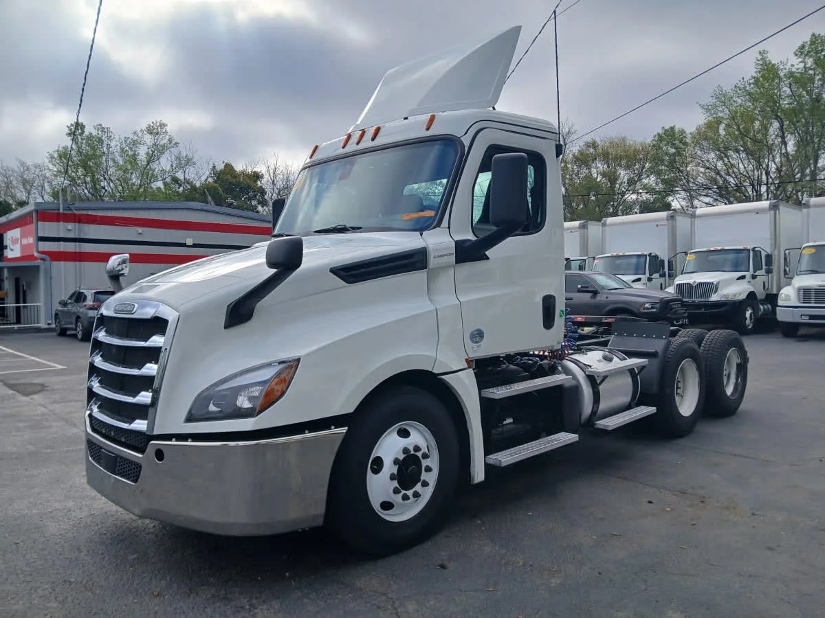 2019 Freightliner Cascadia in Jacksonville, FL — photo 2
