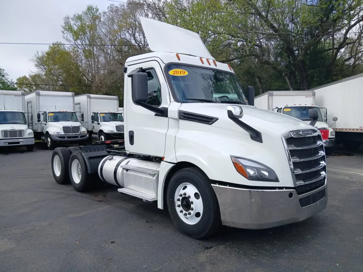 2019 Freightliner Cascadia in Jacksonville, FL — photo 3