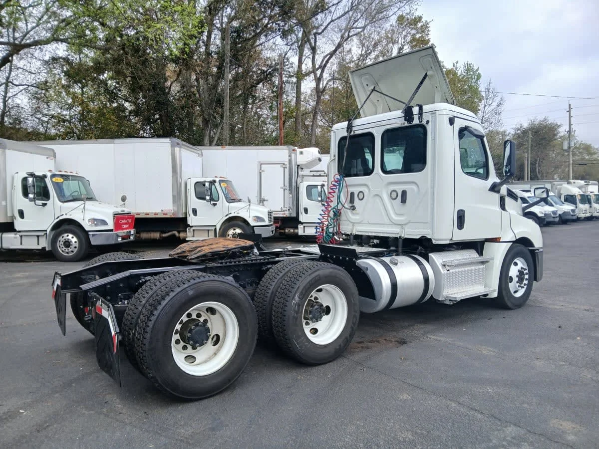 2019 Freightliner Cascadia in Jacksonville, FL — photo 4