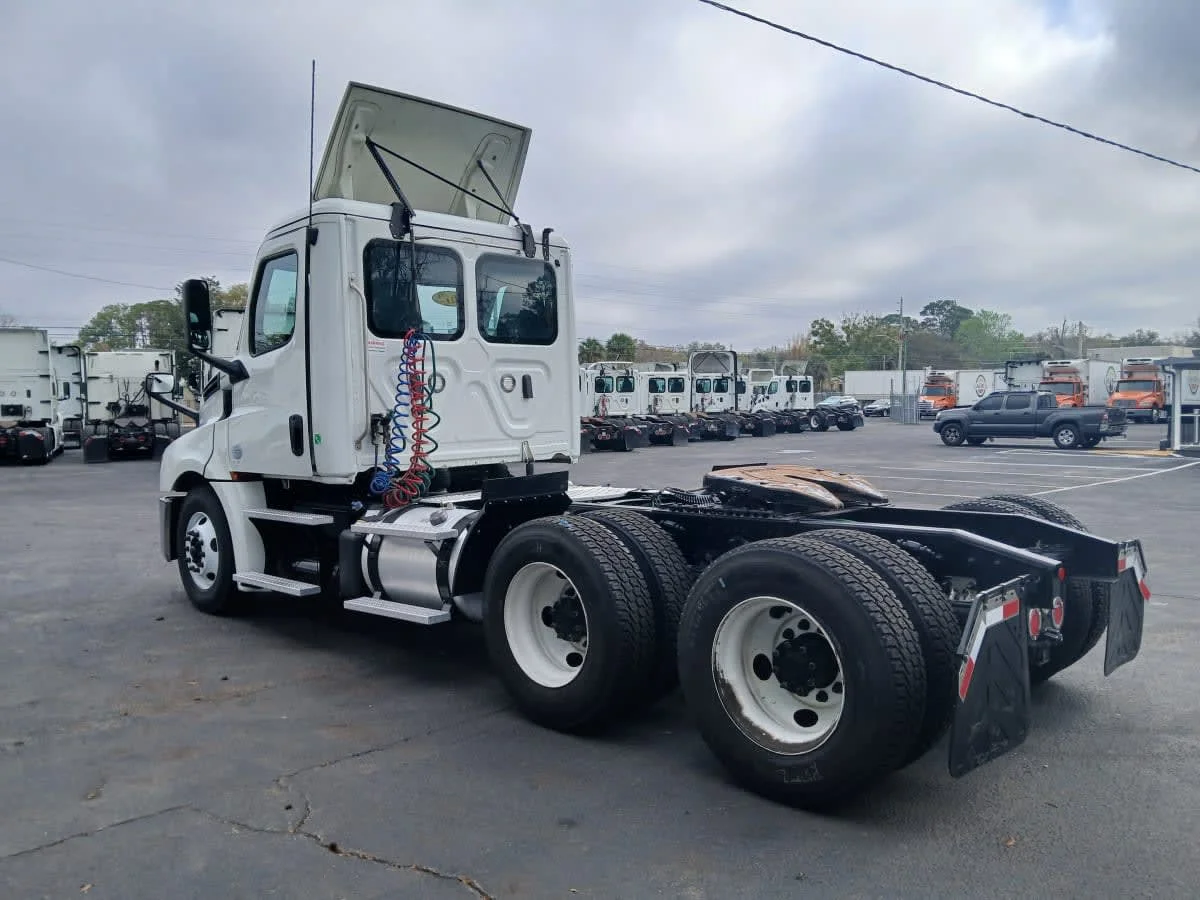 2019 Freightliner Cascadia in Jacksonville, FL — photo 6