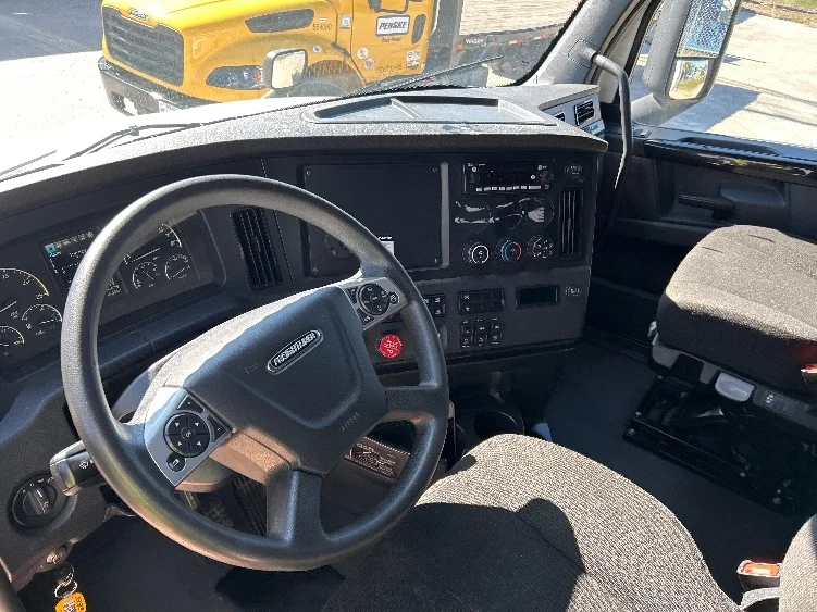 2023 Freightliner Cascadia - image 10