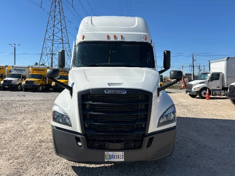 2023 Freightliner Cascadia - image 2
