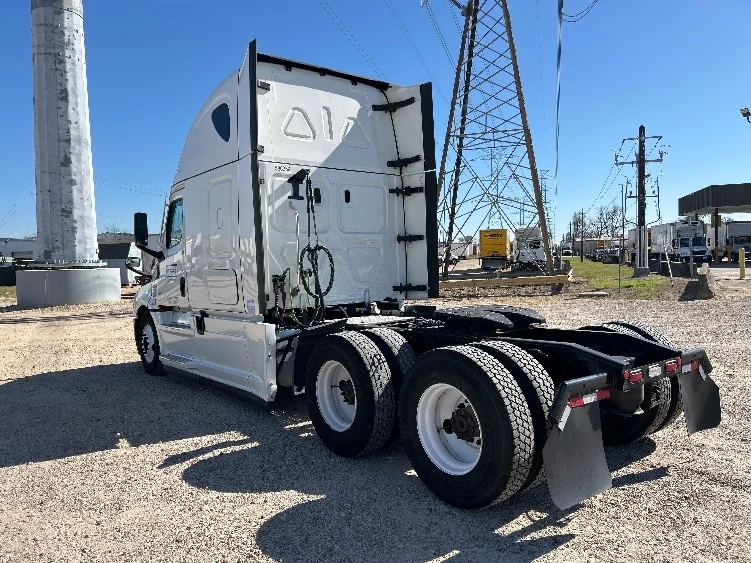 2023 Freightliner Cascadia - image 5