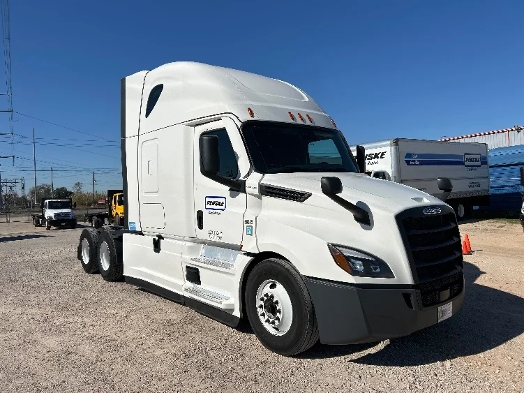 2023 Freightliner Cascadia - image 1