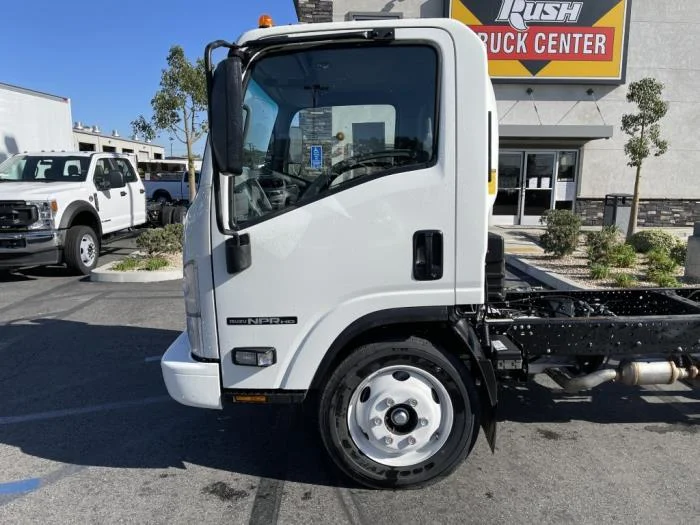 2025 Isuzu NPR - image 12