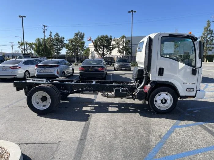 2025 Isuzu NPR - image 17