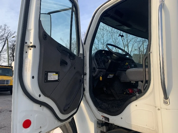 2017 Freightliner M2 106 - image 9