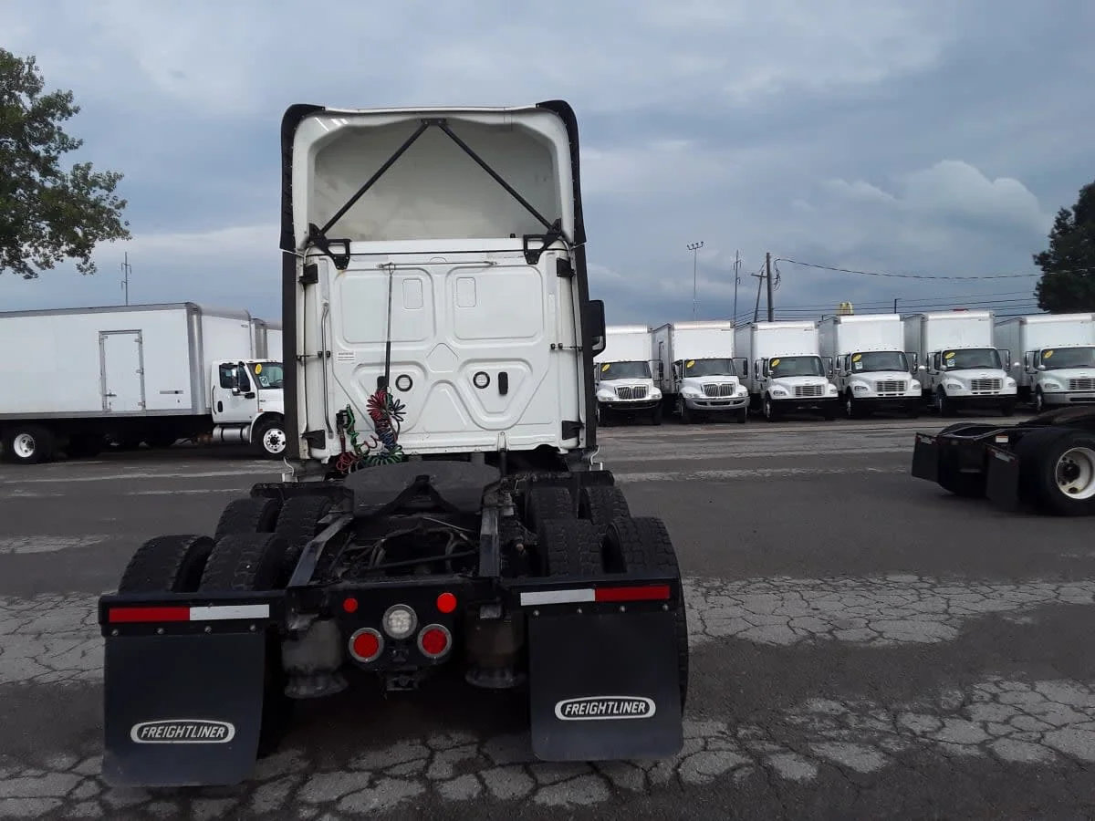 2022 Freightliner Cascadia in La Vergne, TN — photo 5