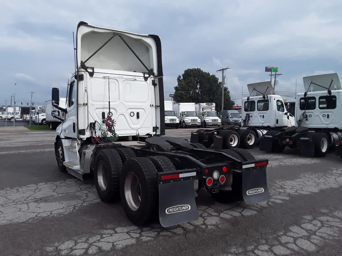 2022 Freightliner Cascadia in La Vergne, TN — photo 6