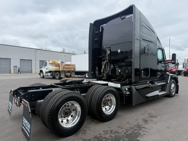 2023 Kenworth T680 in Ridgefield, WA — photo 2