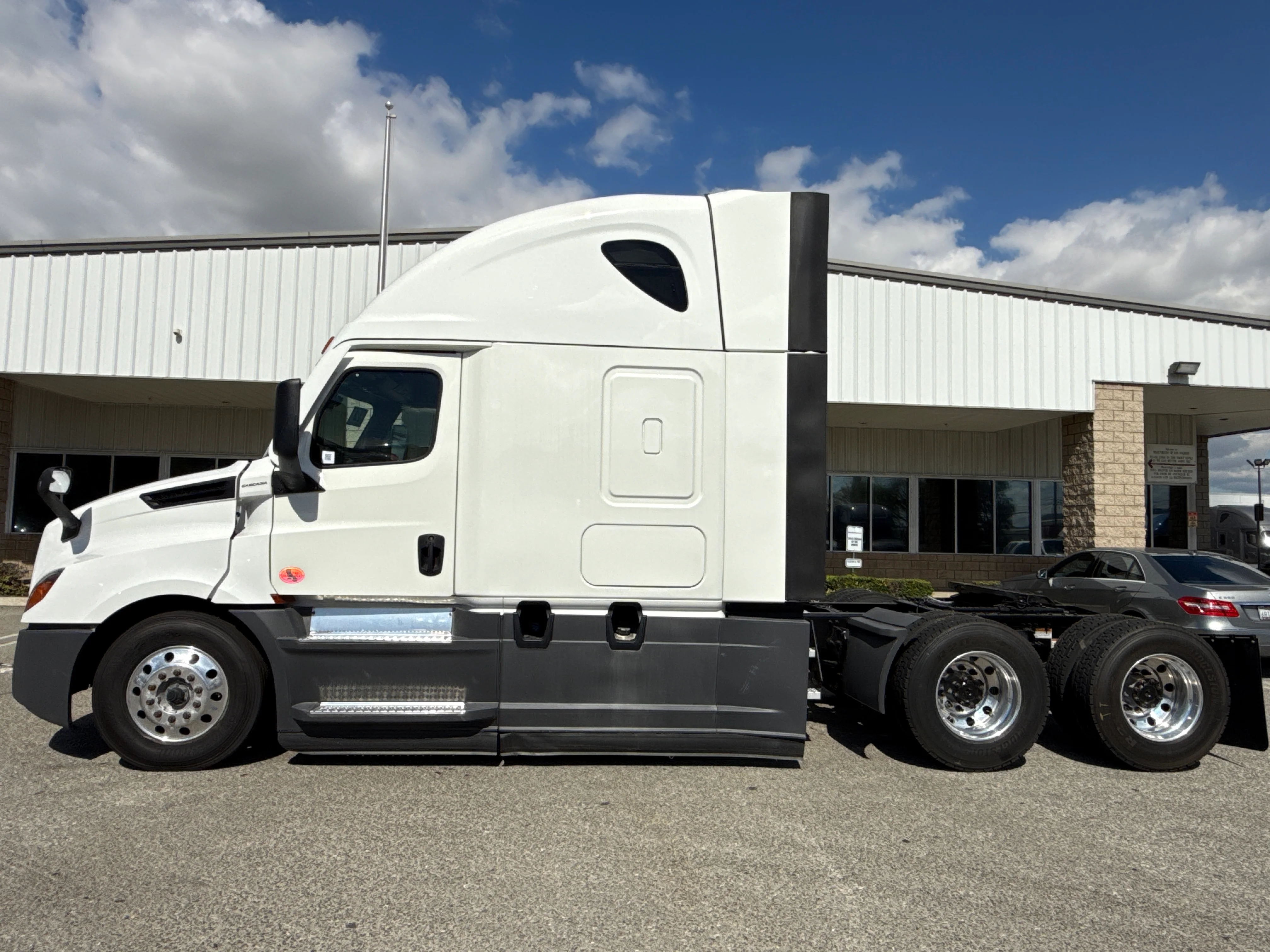 2023 Freightliner Cascadia in Selectrucks Fontana, CA — photo 3