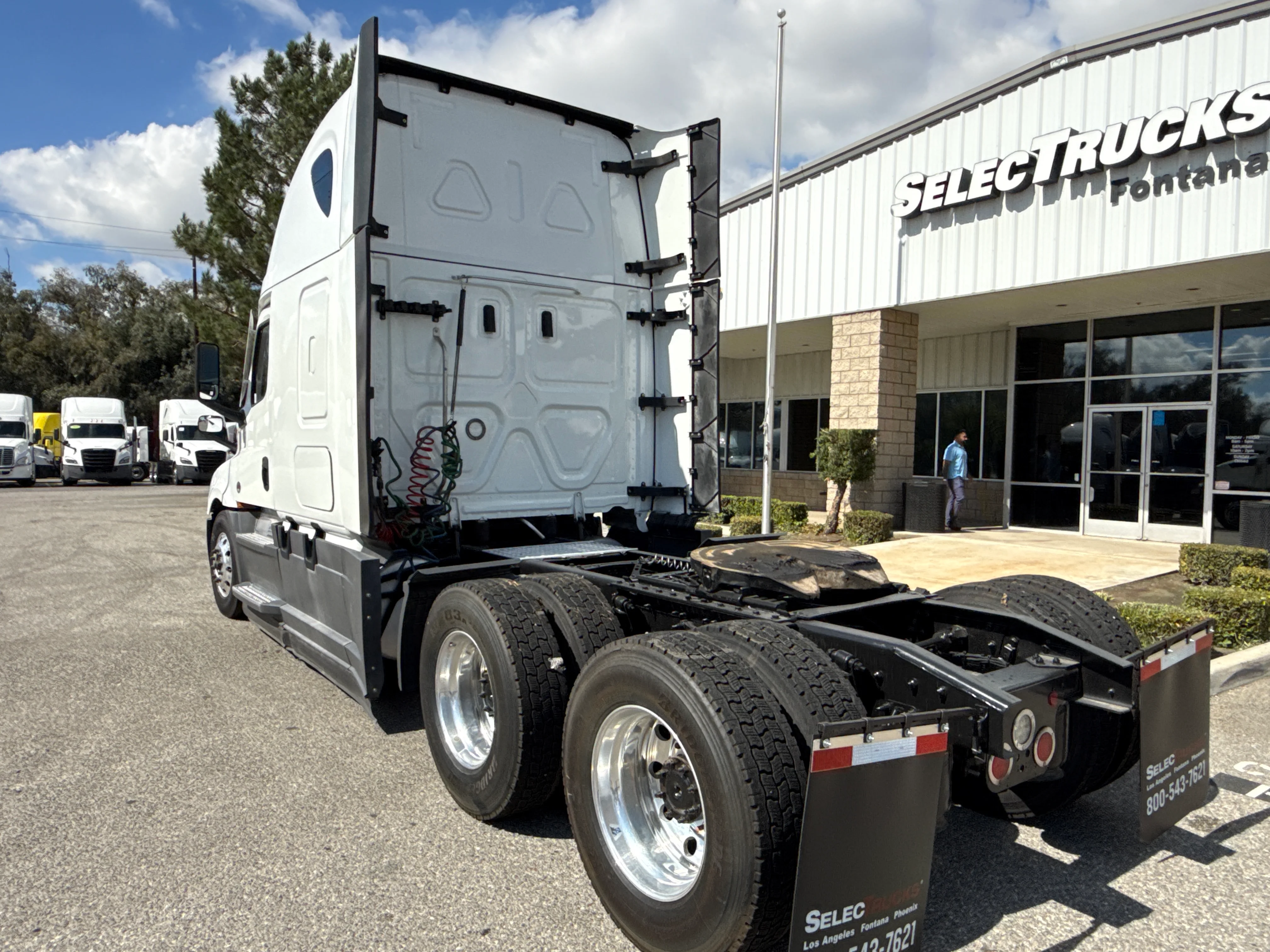 2023 Freightliner Cascadia in Selectrucks Fontana, CA — photo 4