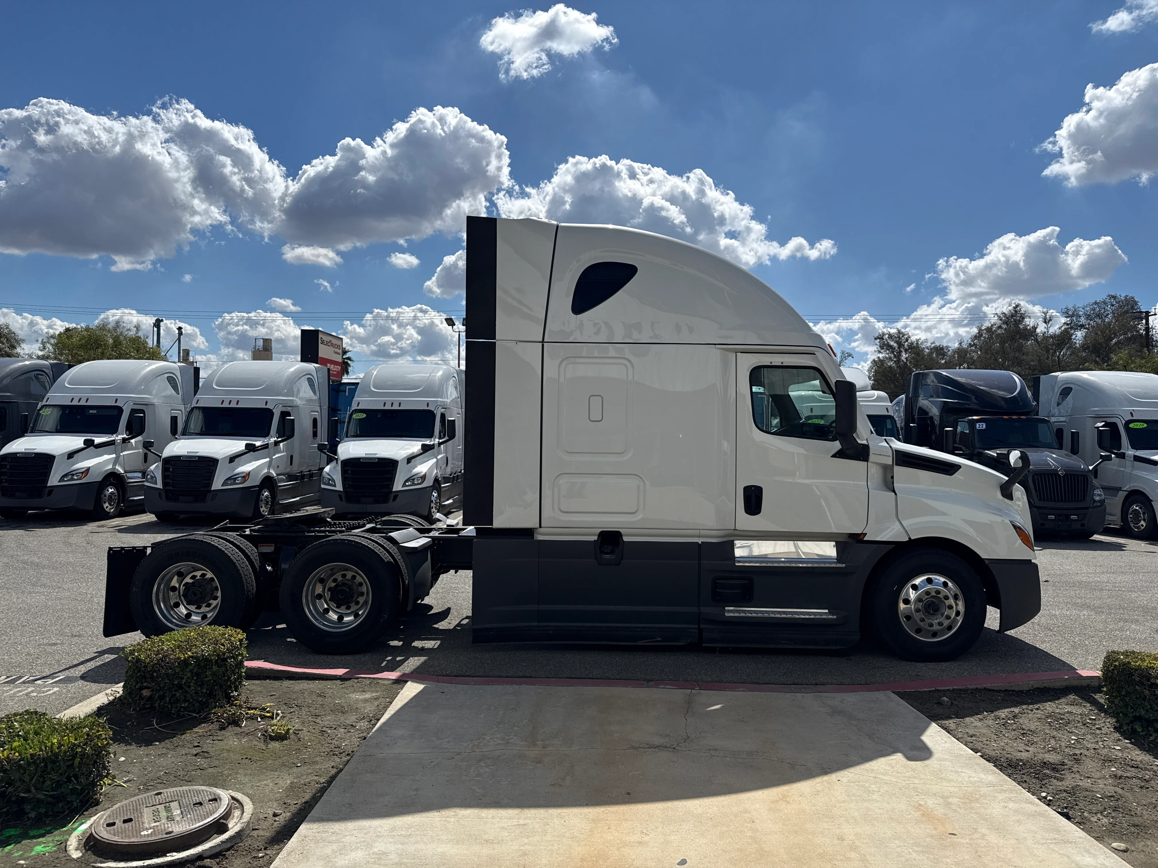 2023 Freightliner Cascadia in Selectrucks Fontana, CA — photo 8