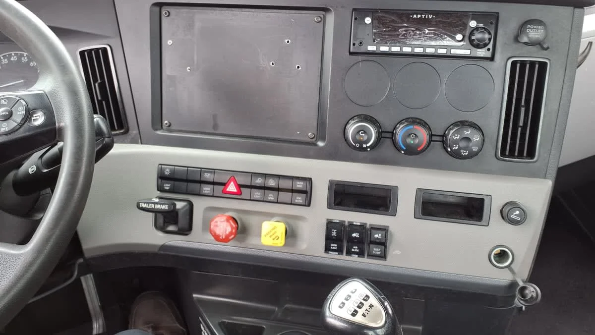 2021 Freightliner Cascadia in Salisbury, MA — photo 12