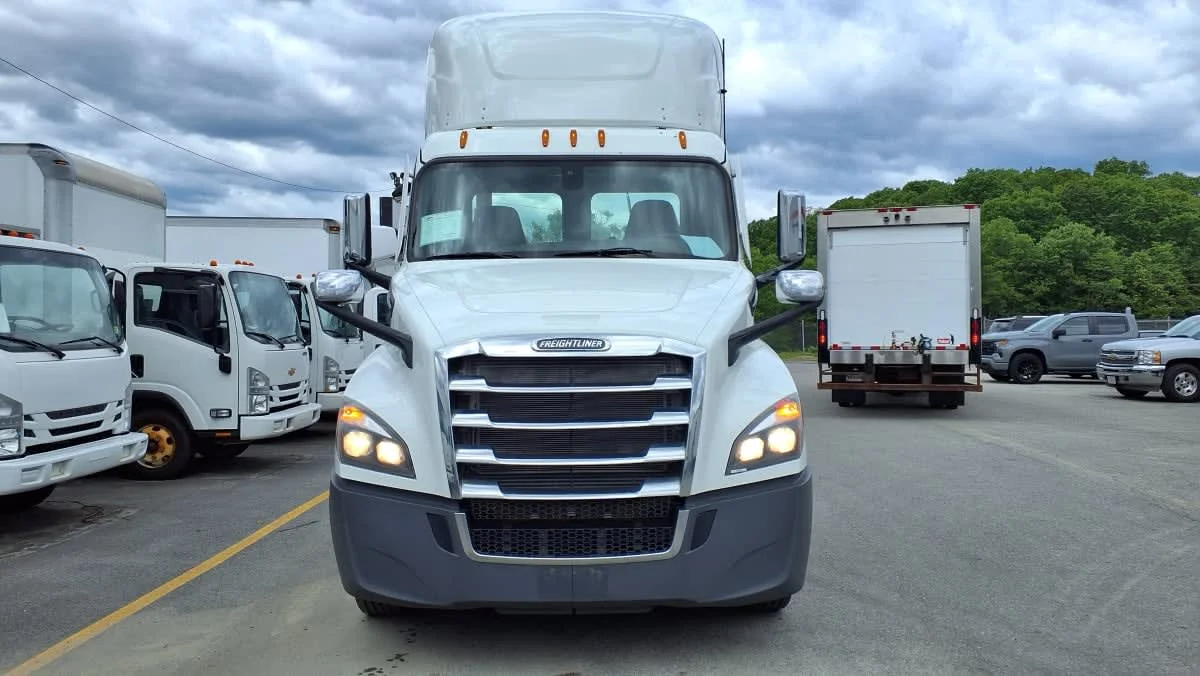 2021 Freightliner Cascadia in Salisbury, MA — photo 2