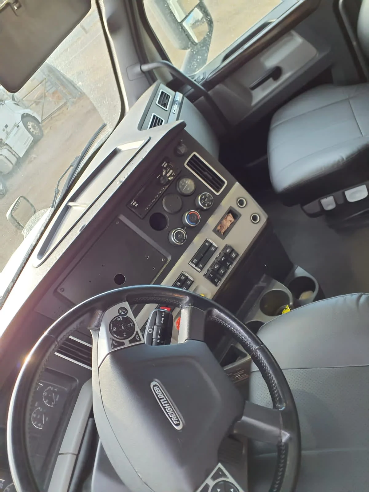 2021 Freightliner Cascadia - image 7