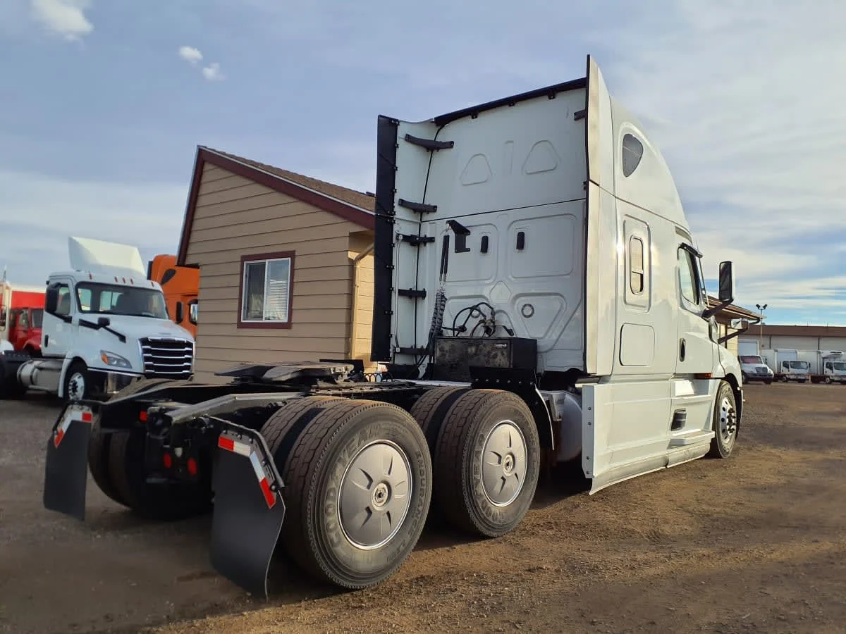 2021 Freightliner Cascadia - image 6
