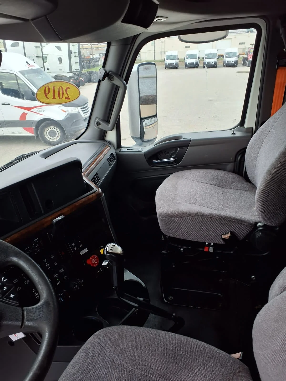 2019 International LT - image 7