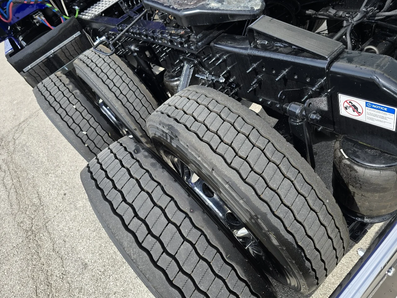 2026 Volvo VNL 860 in Toledo, OH — photo 4