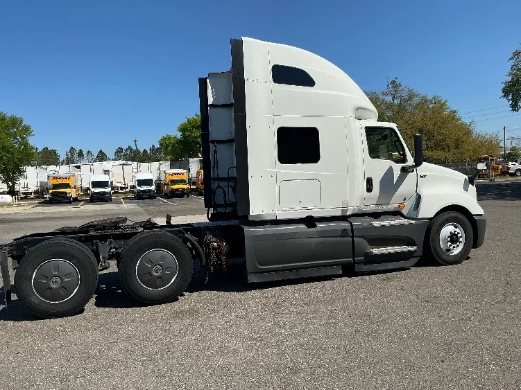 2023 International LT - image 8