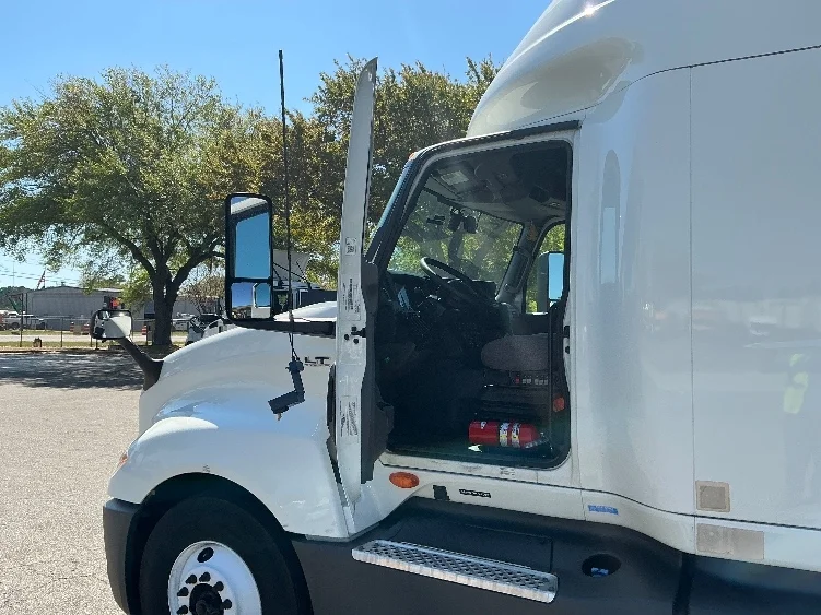 2023 International LT - image 9