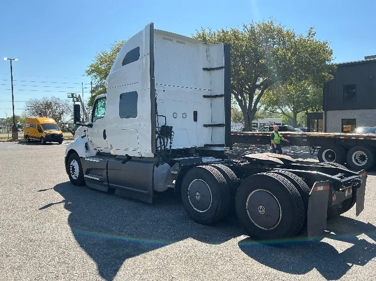 2023 International LT - image 5