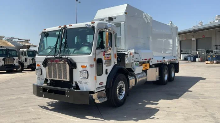 2025 Peterbilt 520 — photo 2