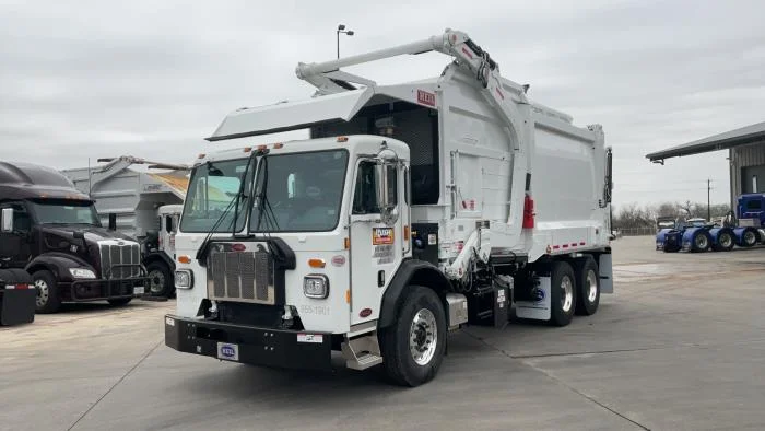 2025 Peterbilt 520 — photo 2