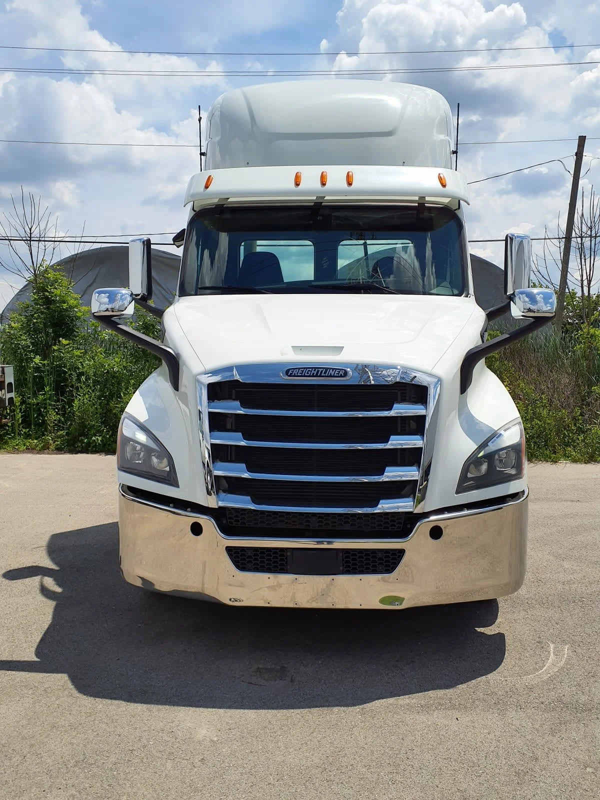2019 Freightliner Cascadia - image 2