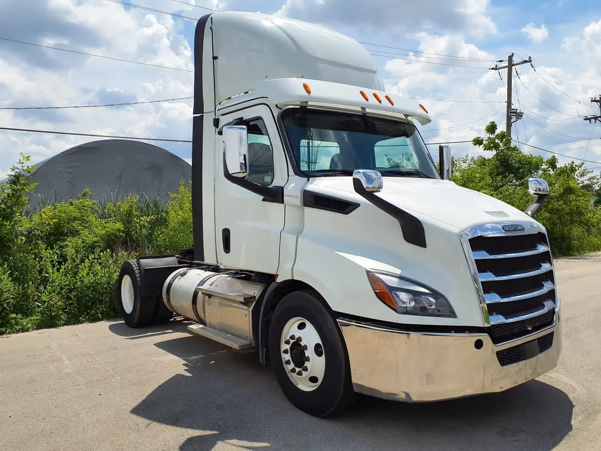 2019 Freightliner Cascadia - image 3