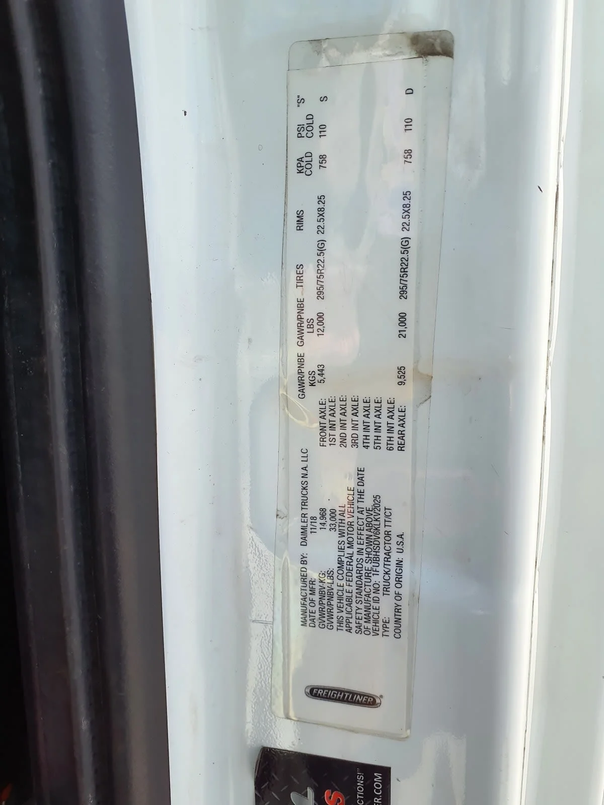 2019 Freightliner Cascadia - image 9