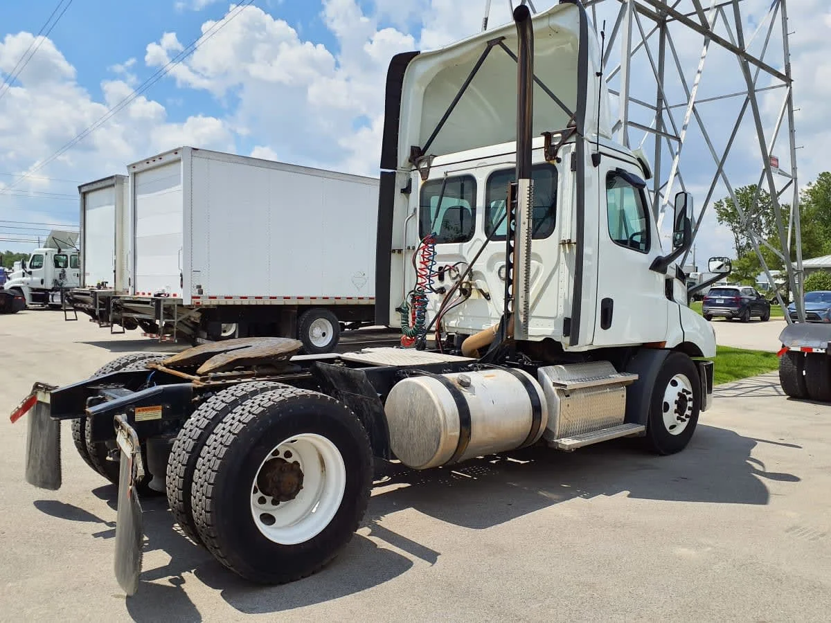 2019 Freightliner Cascadia in Indianapolis, IN — photo 4