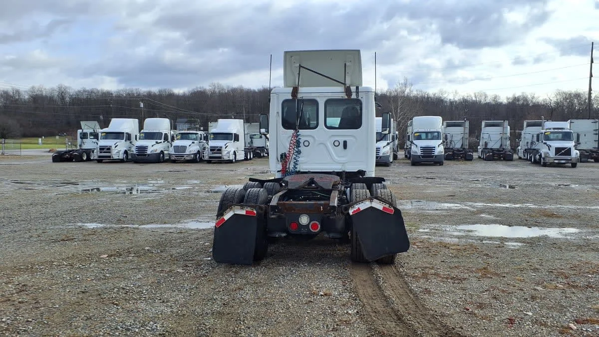 2019 Freightliner Cascadia - image 5