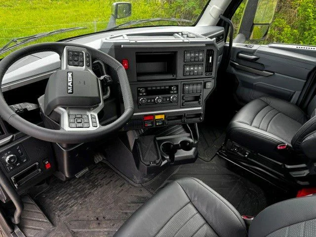 2027 Mack Anthem - image 2