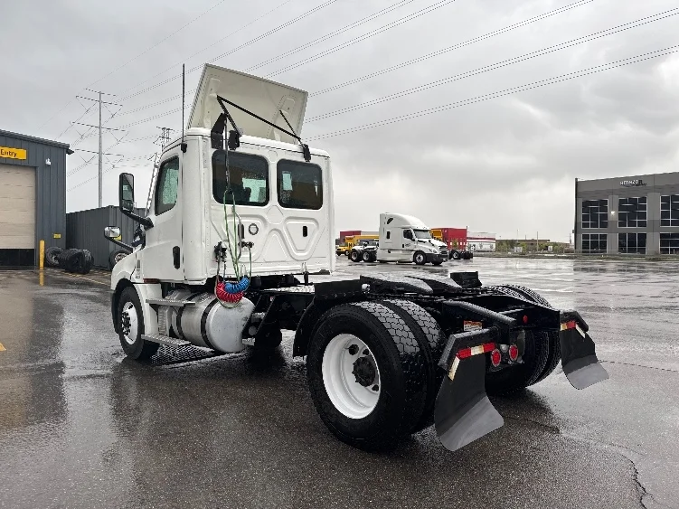 2022 Freightliner Cascadia - image 5