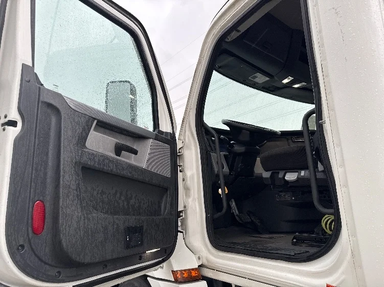 2022 Freightliner Cascadia - image 9