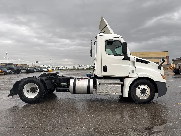 2022 Freightliner Cascadia - image 8