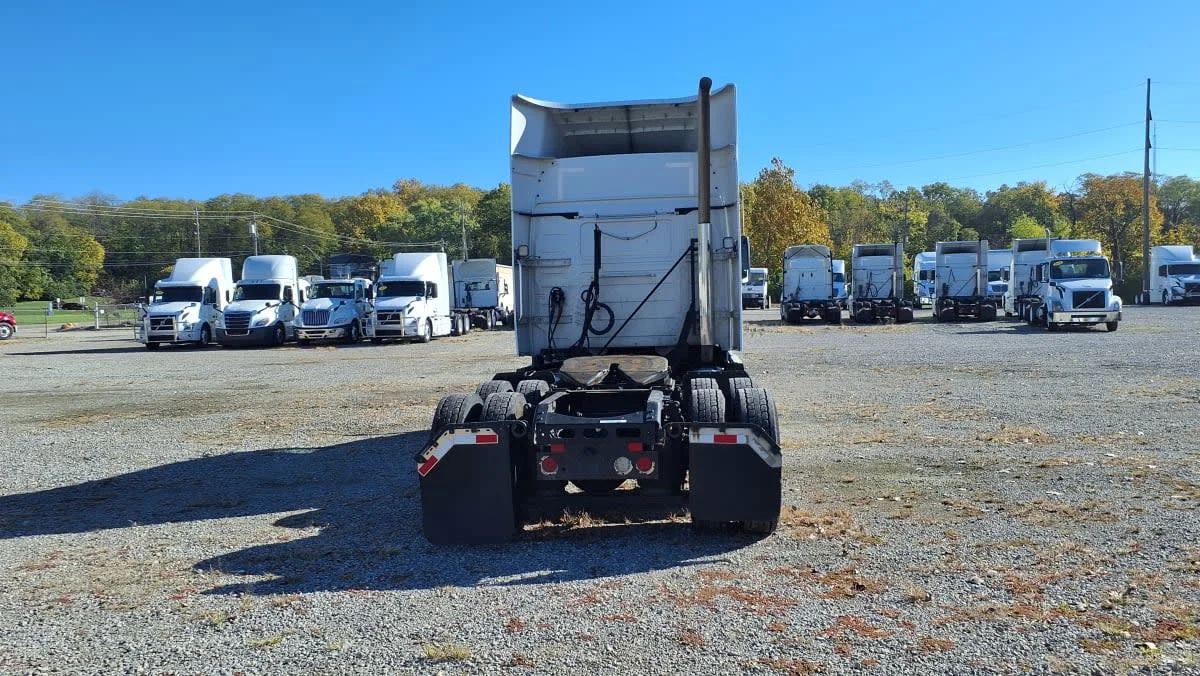 2020 Volvo VNR 640 - image 5