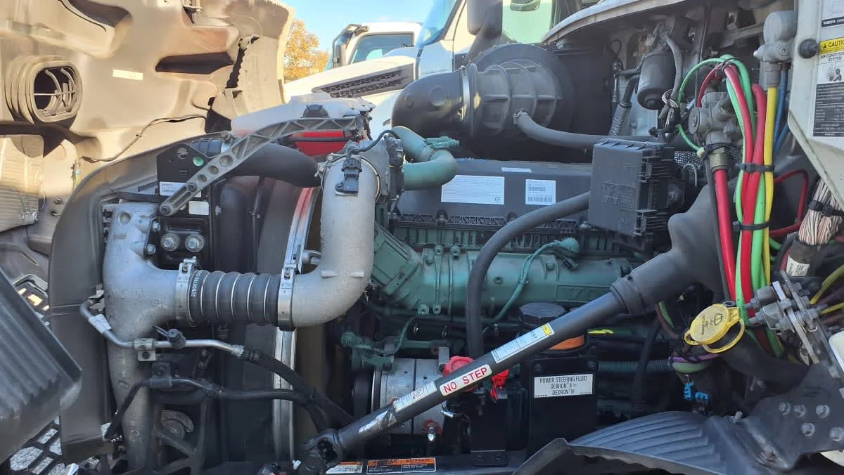 2020 Volvo VNR 640 - image 9