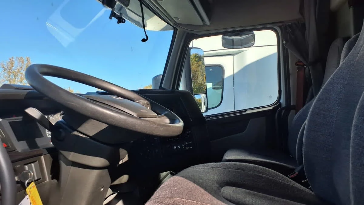 2020 Volvo VNR 640 - image 7