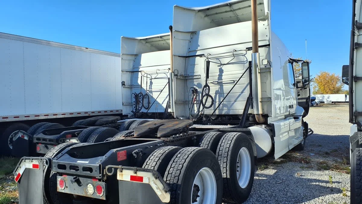 2020 Volvo VNR 640 - image 4