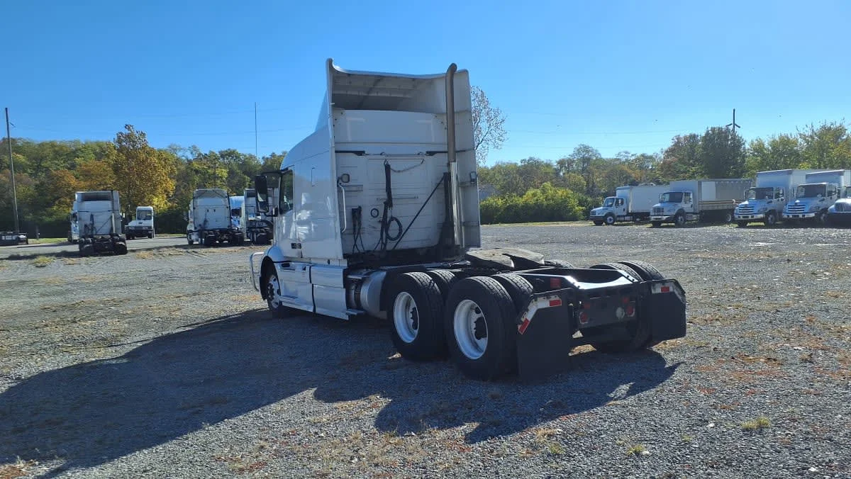 2020 Volvo VNR 640 - image 6