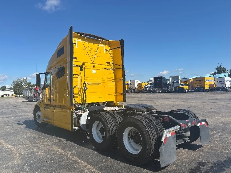 2022 Volvo VNL 760 - image 5