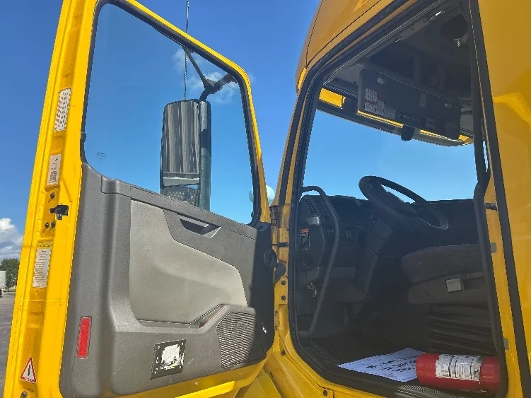 2022 Volvo VNL 760 - image 9