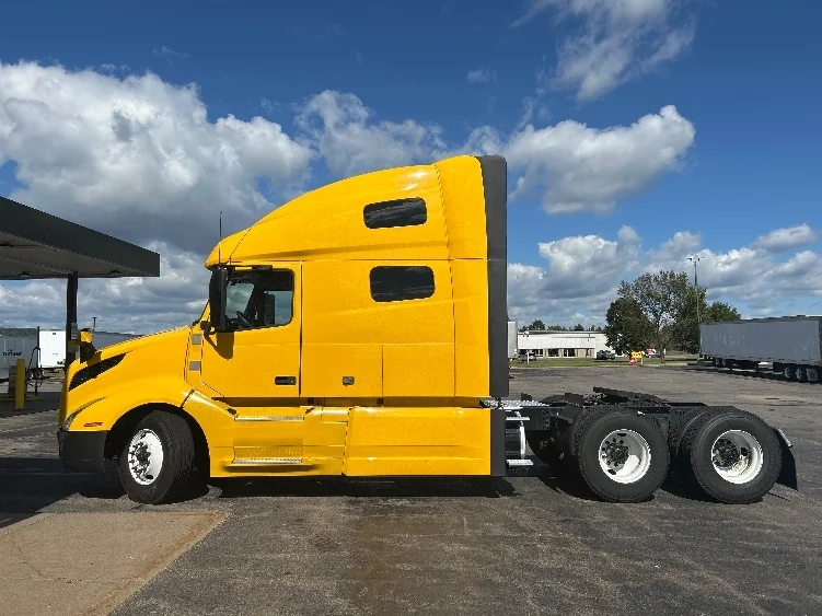 2022 Volvo VNL 760 - image 4